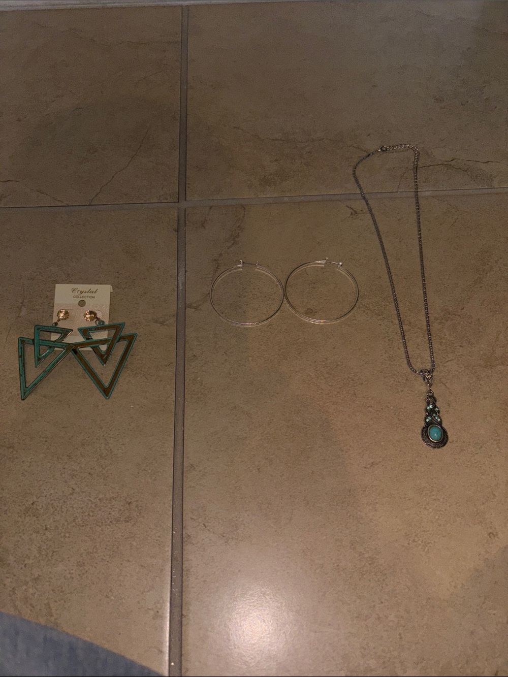 Jewelry bundle 2 earrings and  necklace - Picture 6 of 6